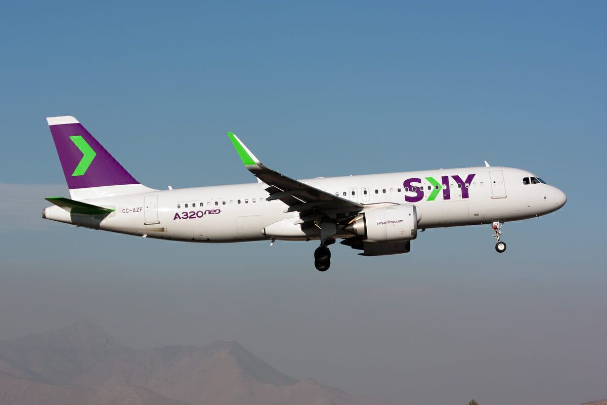A Sky Airline Airbus 320 NEO landing at Santiago airport