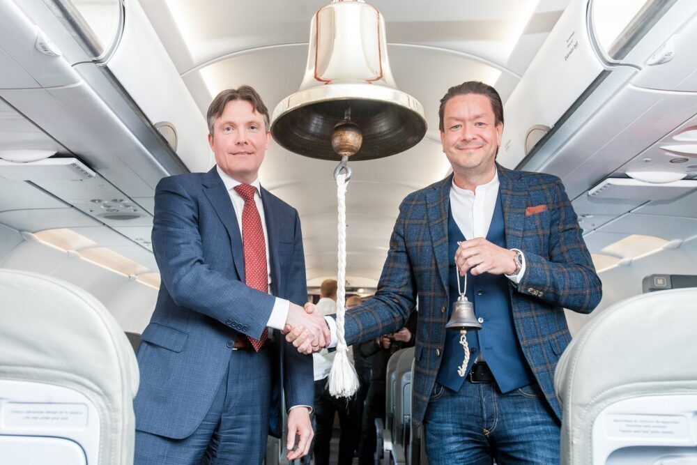 Left to right - Magnus Hardarson, CEO Nasdaq Iceland and Mr. Birgir Jónsson, CEO of PLAY ii