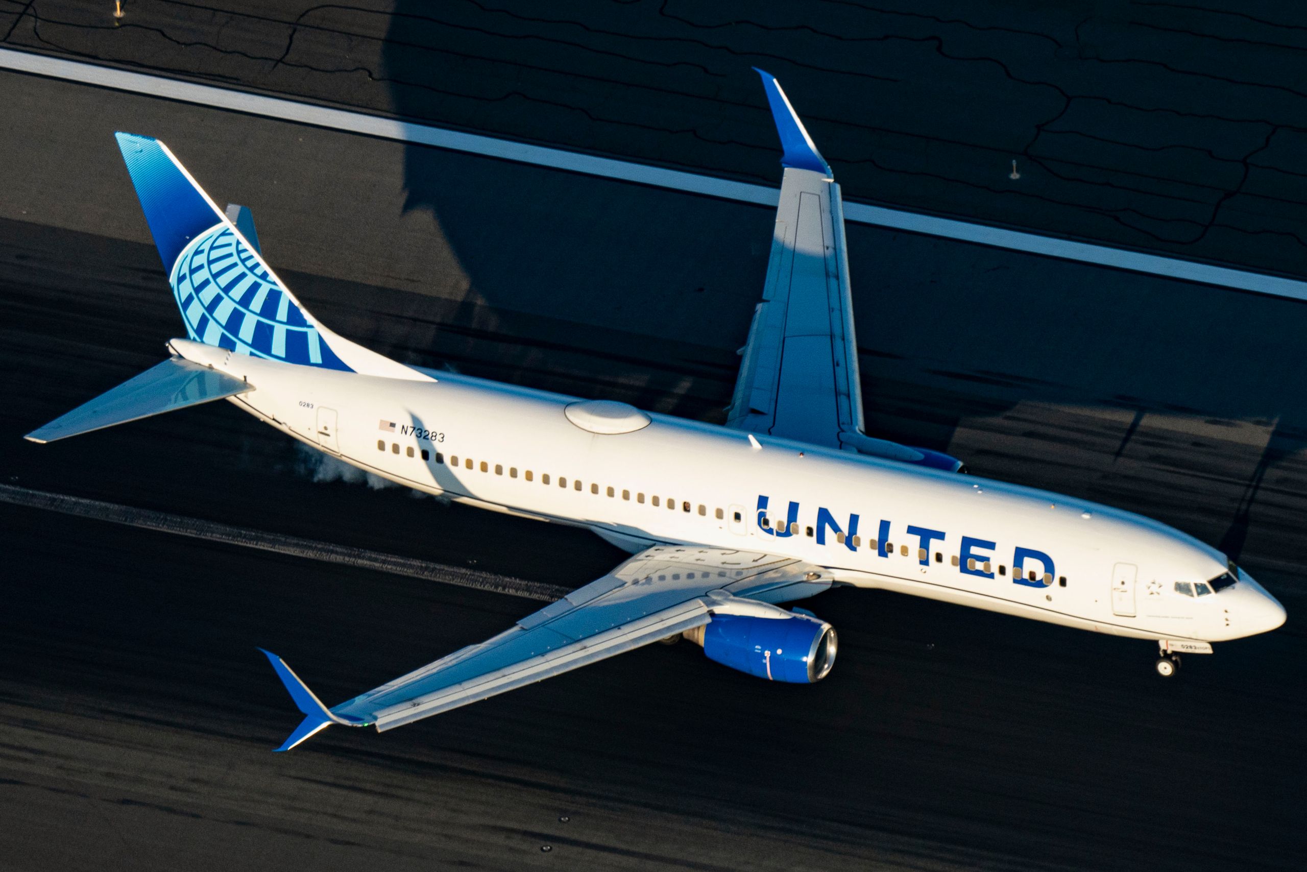 United Airlines  B737-824 N73283 on runway