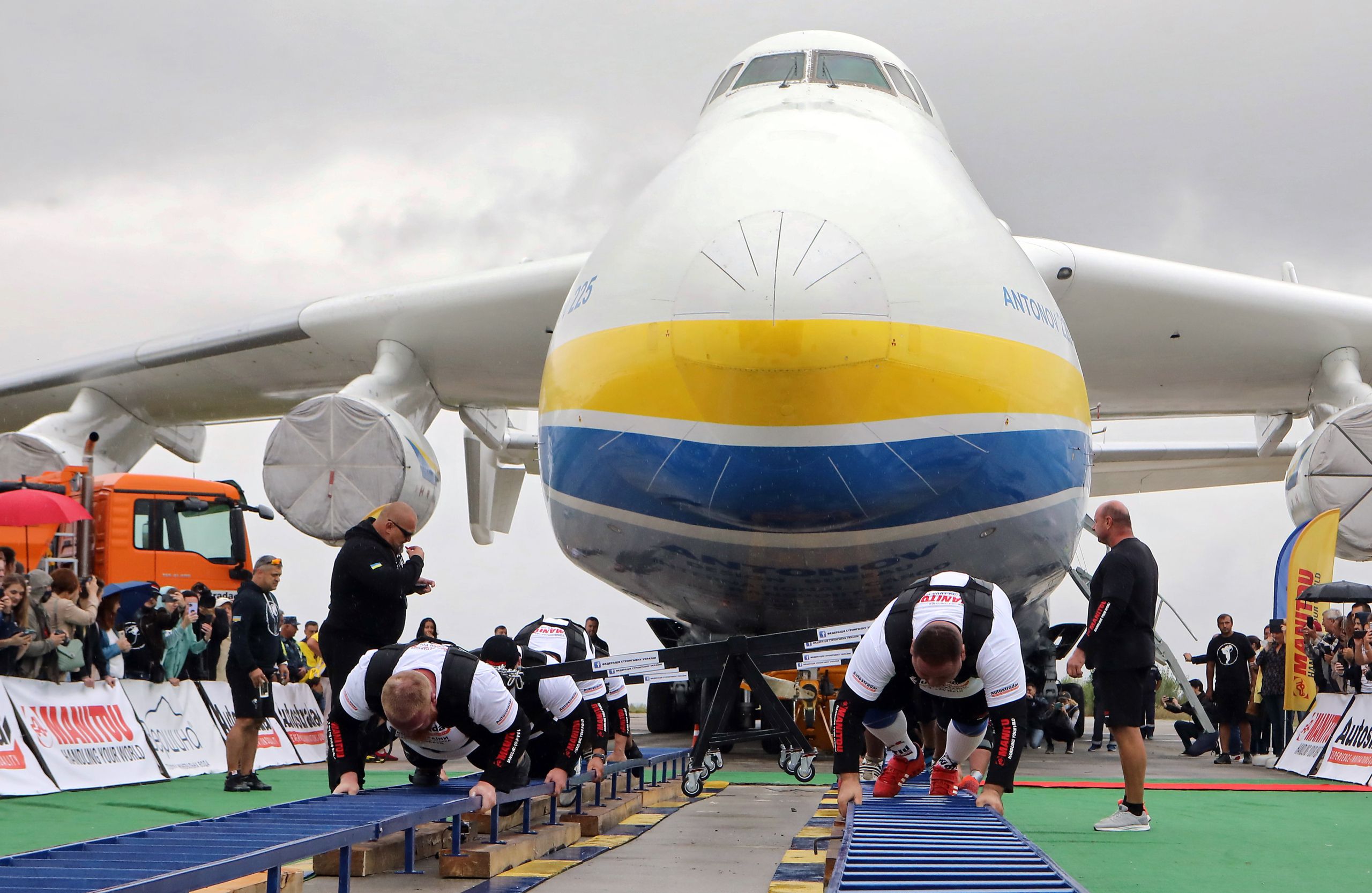 Ukrainian strongmen pull An-225 Mriya plane