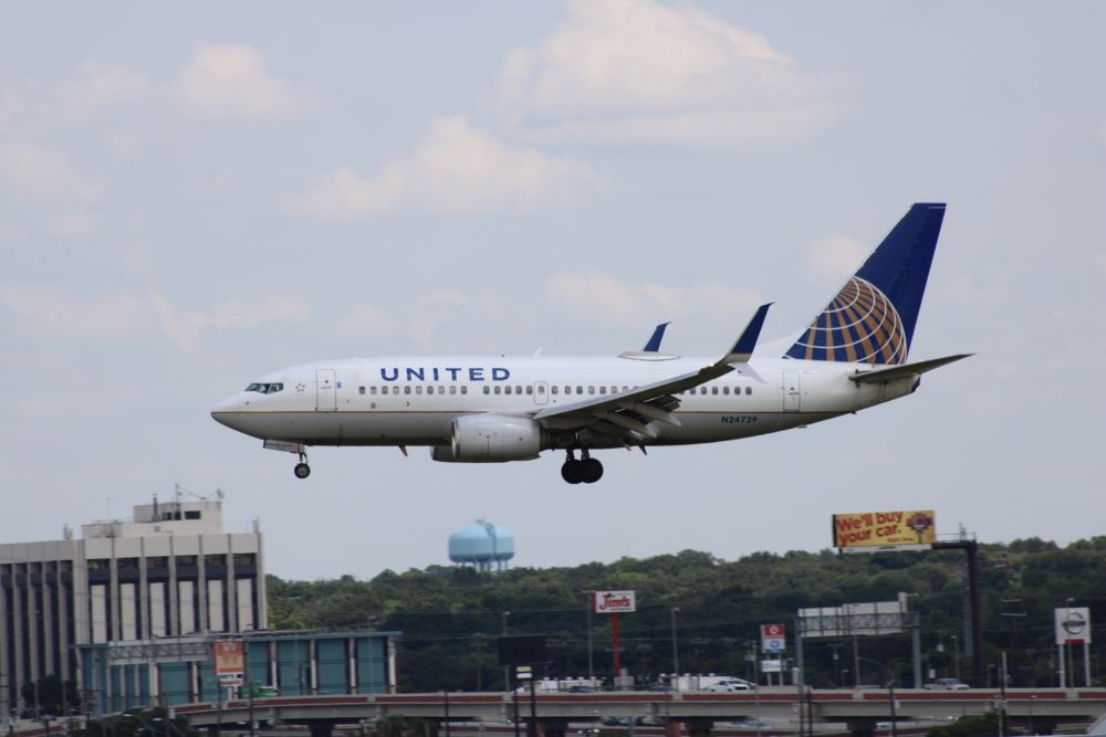 United B 737-700