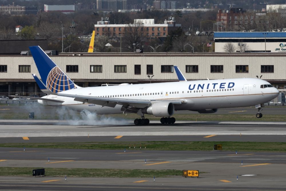 United Airlines, Hand Grenade, Flight Delay