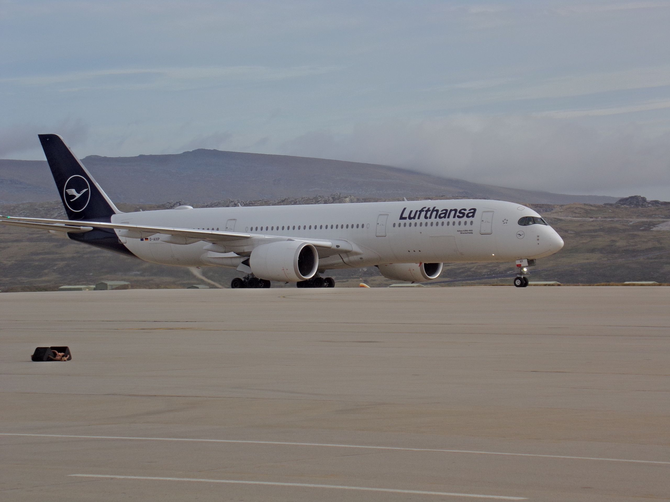 Lufthansa-Airbus-A350-burst-tire
