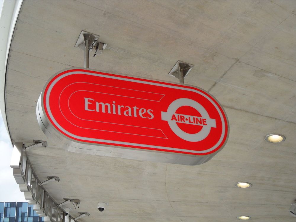 Emirates_Air_Line_logo,_as_seen_at_Emirates_Greenwich_Peninsula_Station