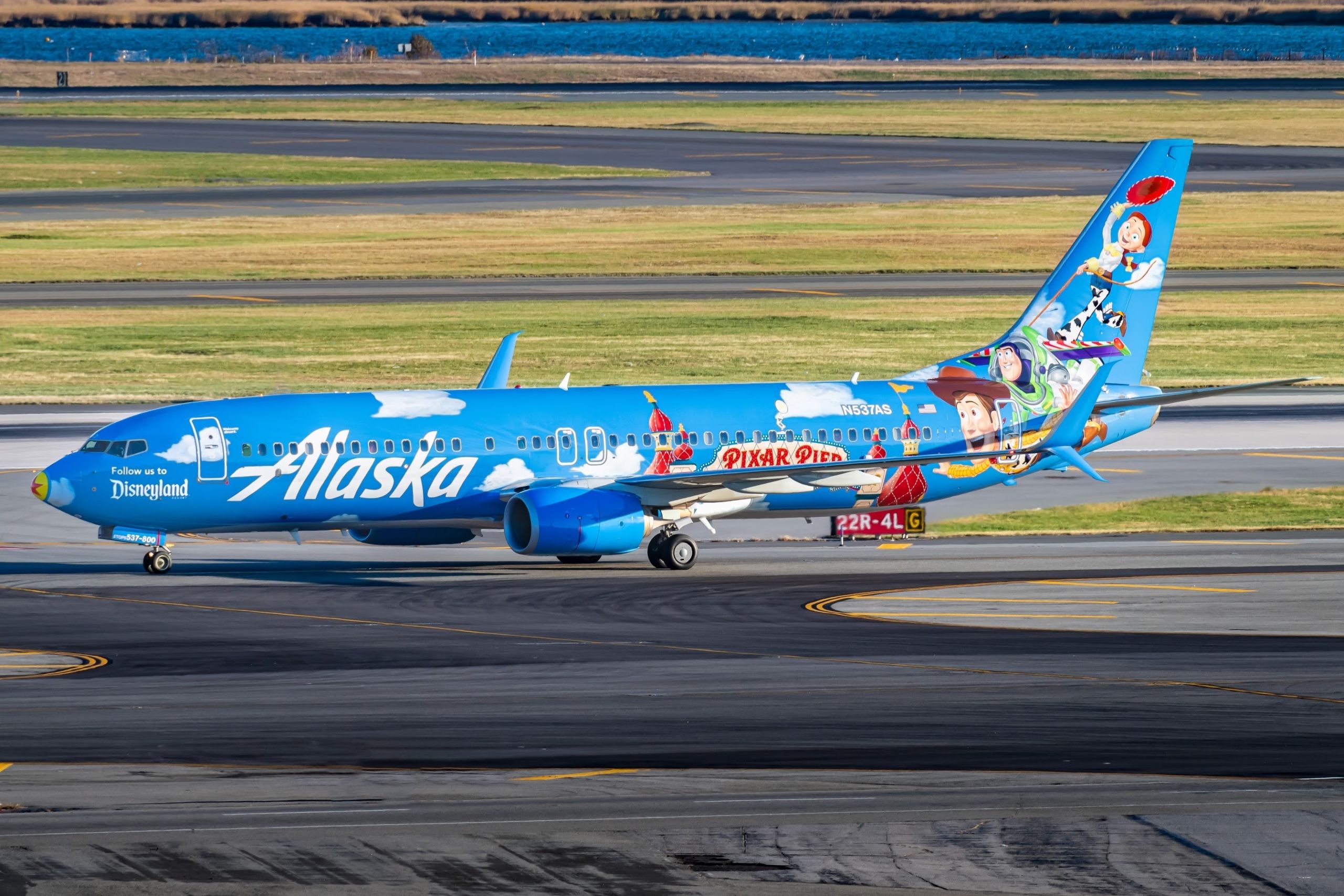 Alaska Airlines, Airbus A320neo, Mickey Mouse