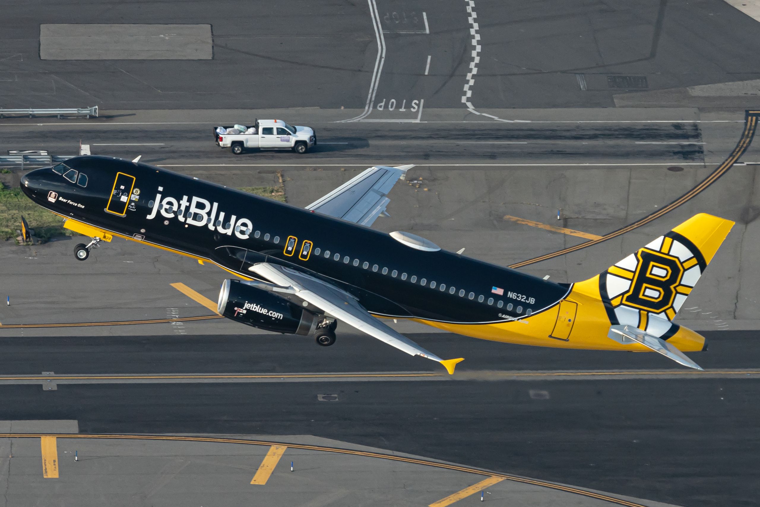 JetBlue Airways (Boston Bruins Livery) Airbus A320-232 N632JB (2) (1)