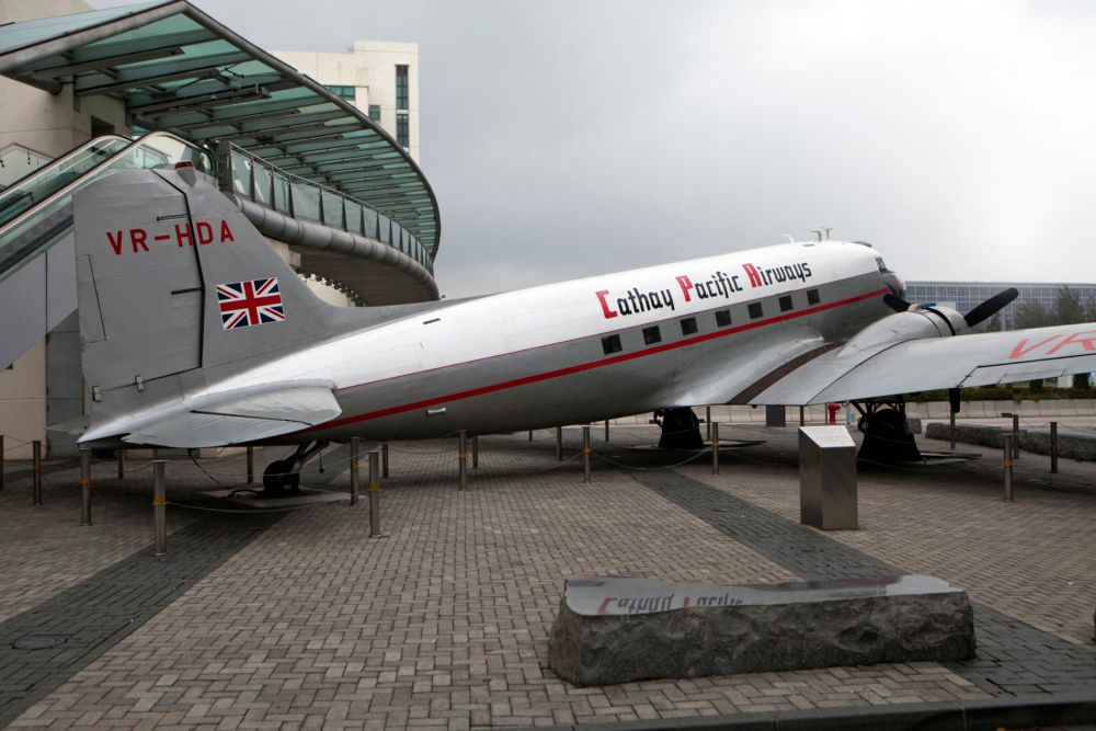 Cathay Pacific - Douglas DC-3 Betsy Model (1:100) Check it