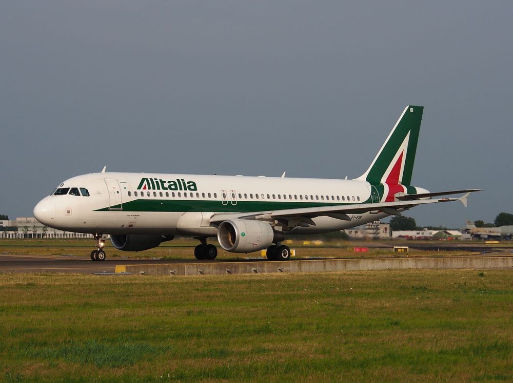 1280px-EI-EIB_Alitalia_Airbus_A320-216_-_cn_4249,_taxiing_22july2013_pic-003