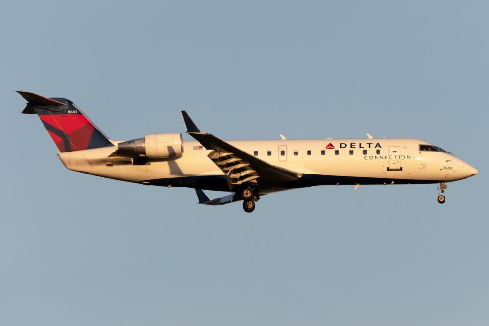 Delta Connection CRJ landing