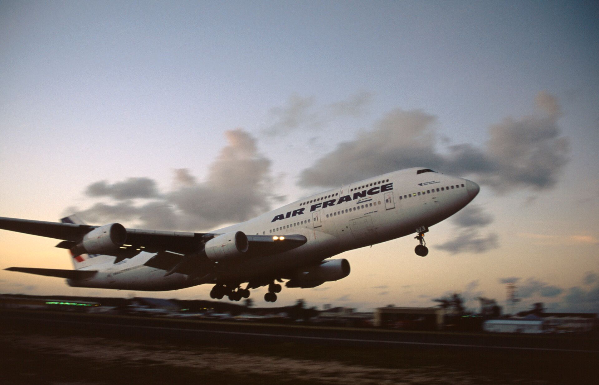 Air France Boeing 747-300 Combi taking-off at dusk