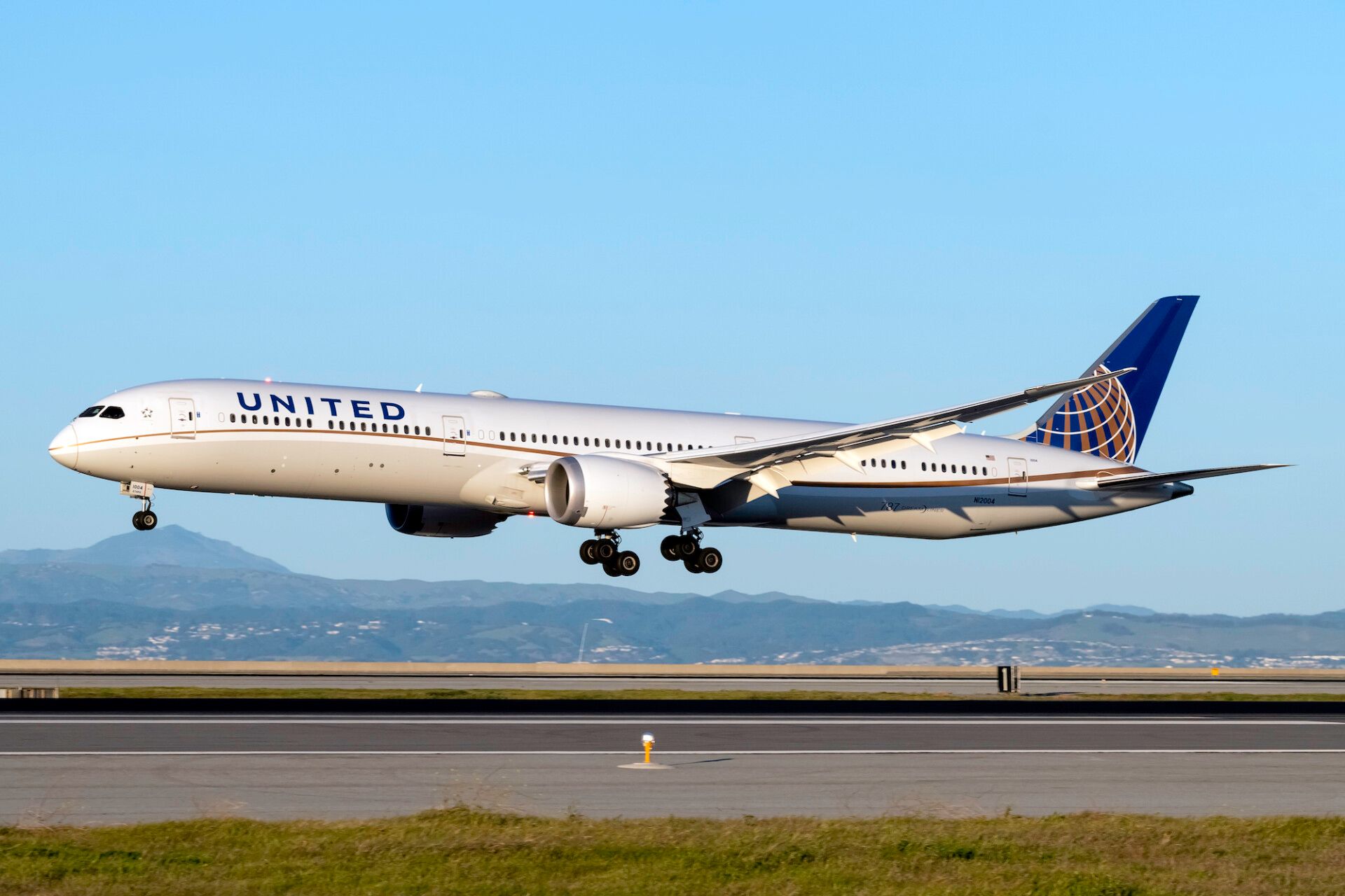 United Airlines Boeing 787-10 Dreamliner N12004