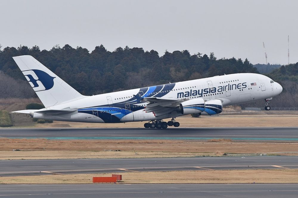 1280px-Airbus_A380-841_‘9M-MNC’_Malaysia_Airlines