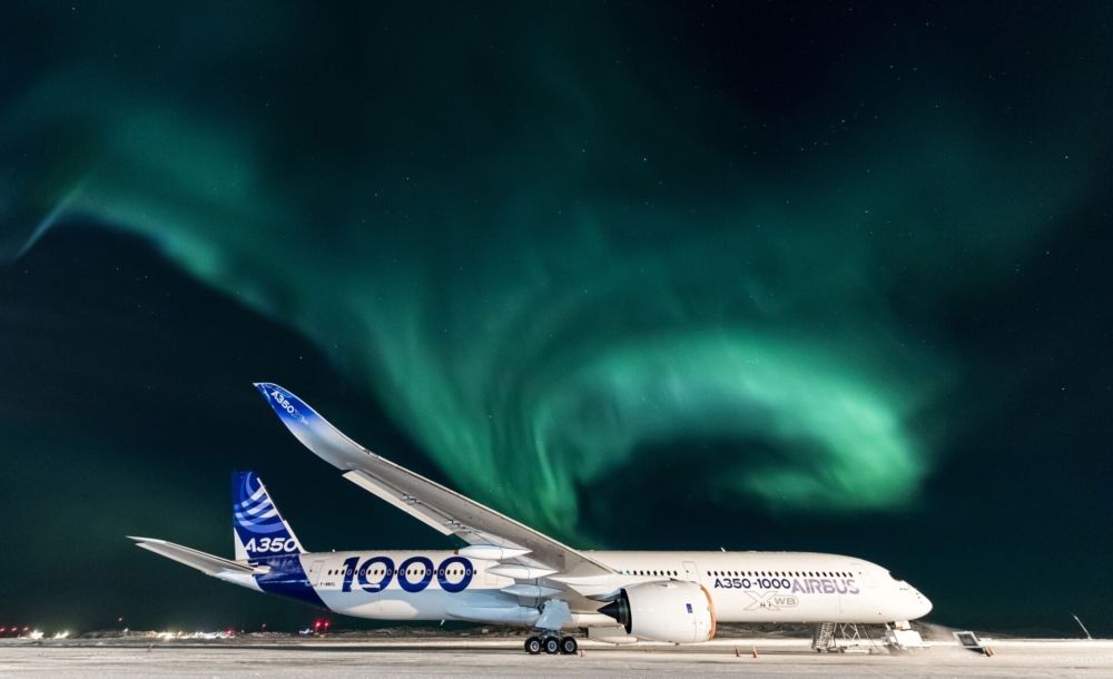 A350-1000_Iquluit_cold_test_-_aurora_borealis