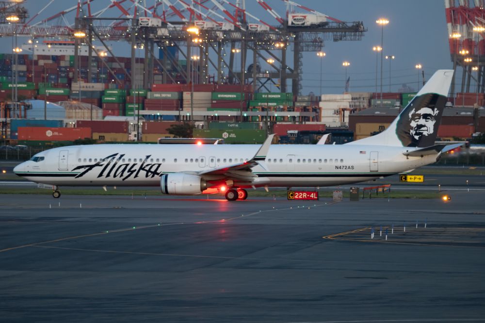 Alaska Airlines Boeing 737-990(ER) N472AS