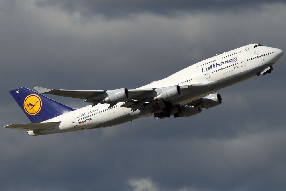 Boeing_747-430,_Lufthansa_AN2189990