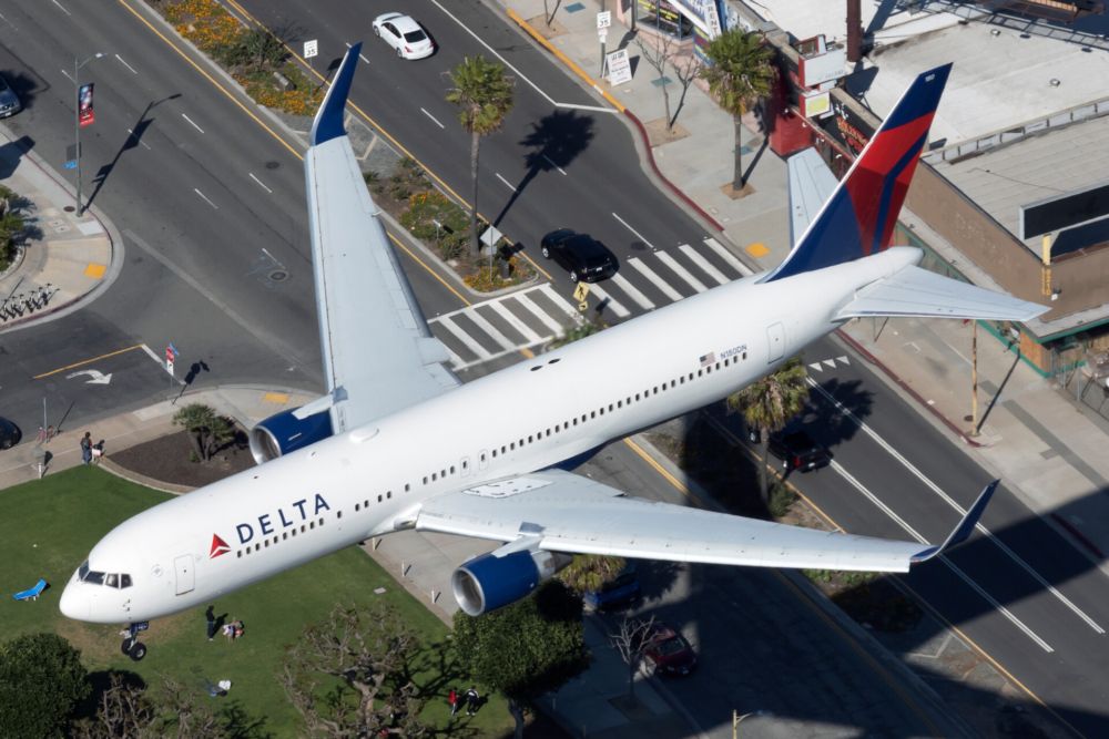 Delta Air Lines Boeing 767-332(ER) N180DN.jpg (2)