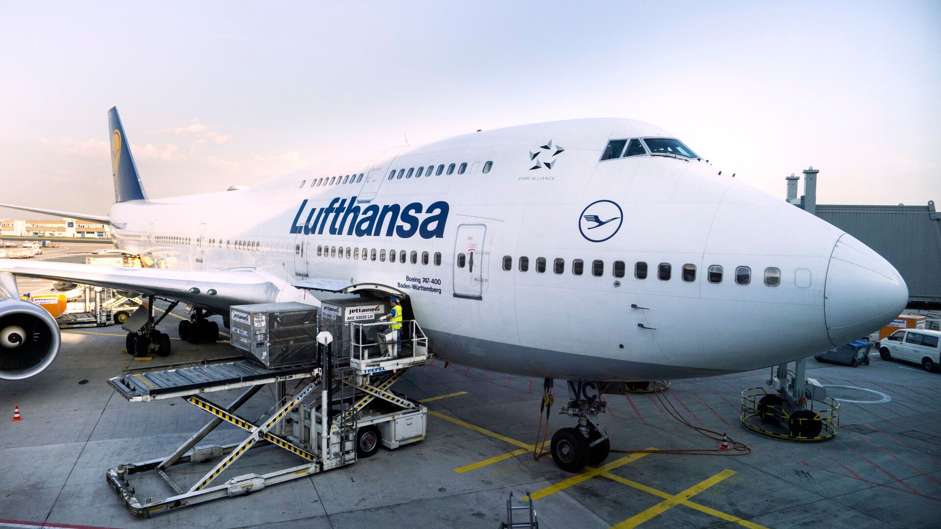 Lufthansa, Boeing 747-400, Dubai