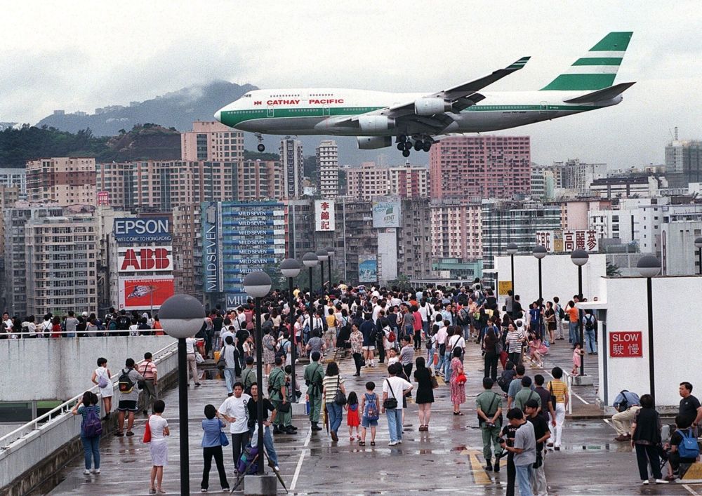 Why Was Hong Kong Kai Tak Airport's Approach So Challenging?