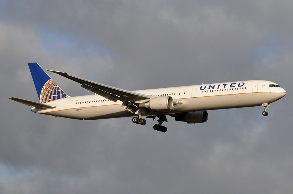 United_Airlines_Boeing_767-400ER_N68061_AMS_2011-3-6
