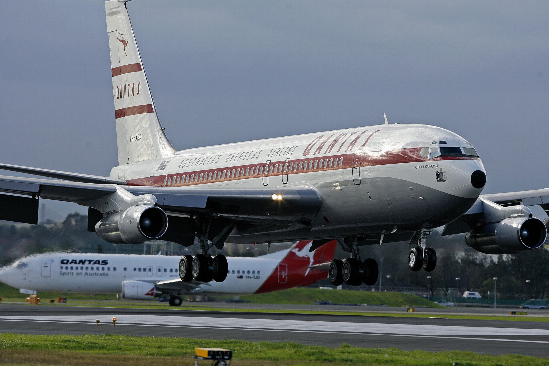 The historic Qantas Boeing 707-138B land