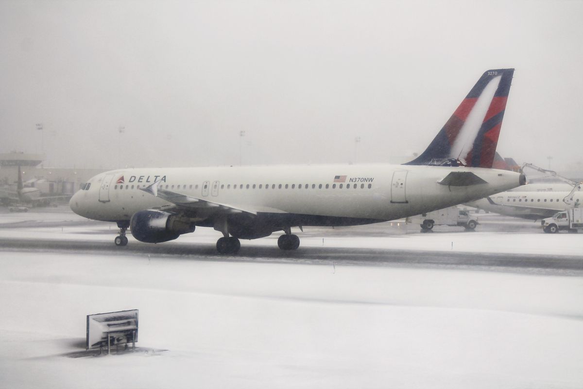 Delta Air Lines Airbus A320 Snow