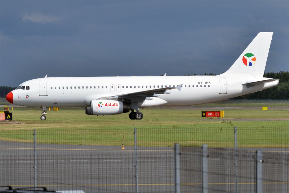 Danish_Air_Transport,_OY-JRK,_Airbus_A320-231_(28214338110)
