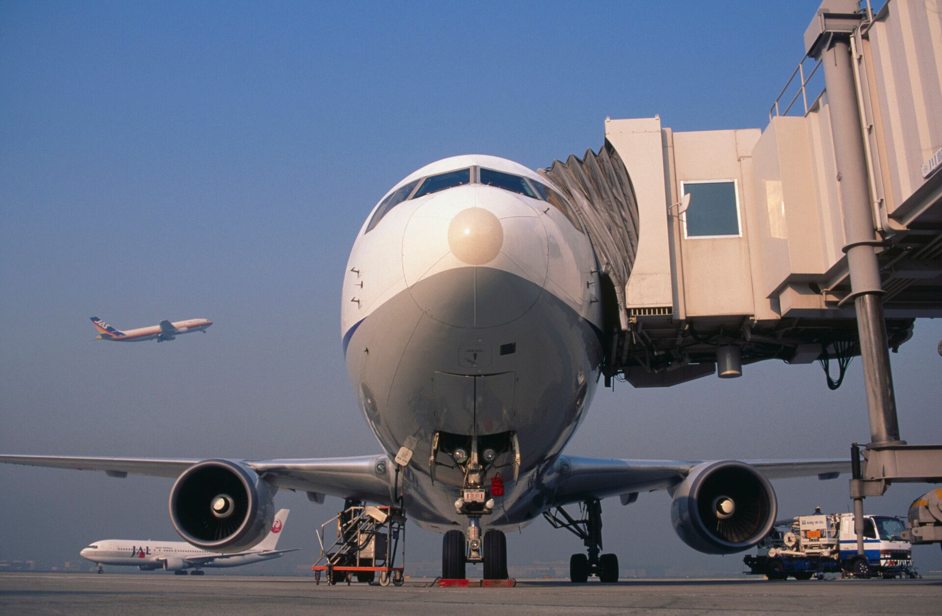 how-are-jet-bridges-attached-to-aircraft