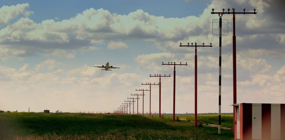 APPROACH_LIGHTS_AT_BERLIN_TEGEL_AIRPORT_WITH_AN_AIR_UKRAINE_BOEING_737-400_TAKING_OFF_BERLIN_GERMANY_JUNE_2013_9023668647-1000x492