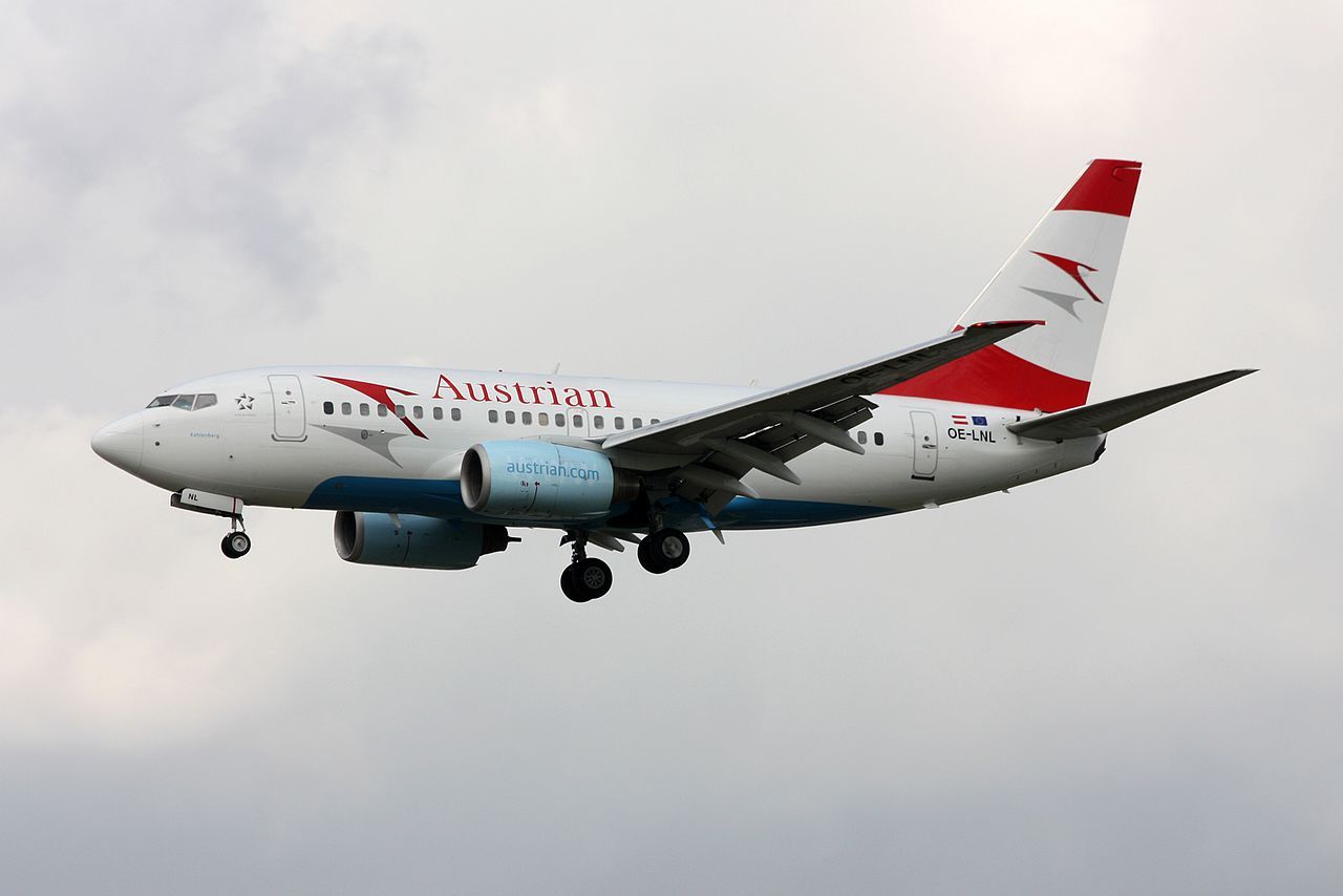 Austrian_Airlines_Boeing_737-6Z9_OE-LNL__Kahlenberg__(25666618144)