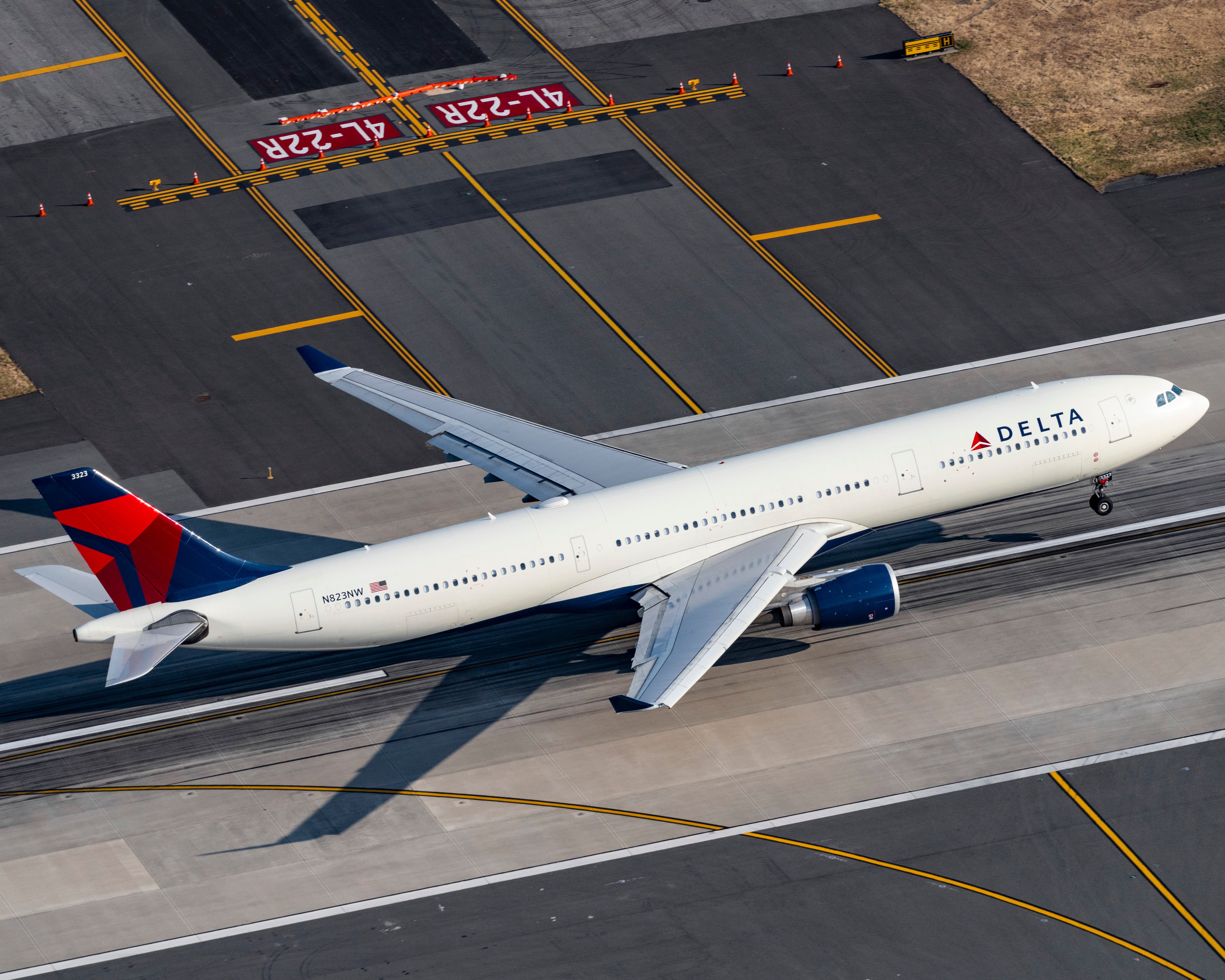 Delta Air Lines Airbus A330-302 N823NW (1)