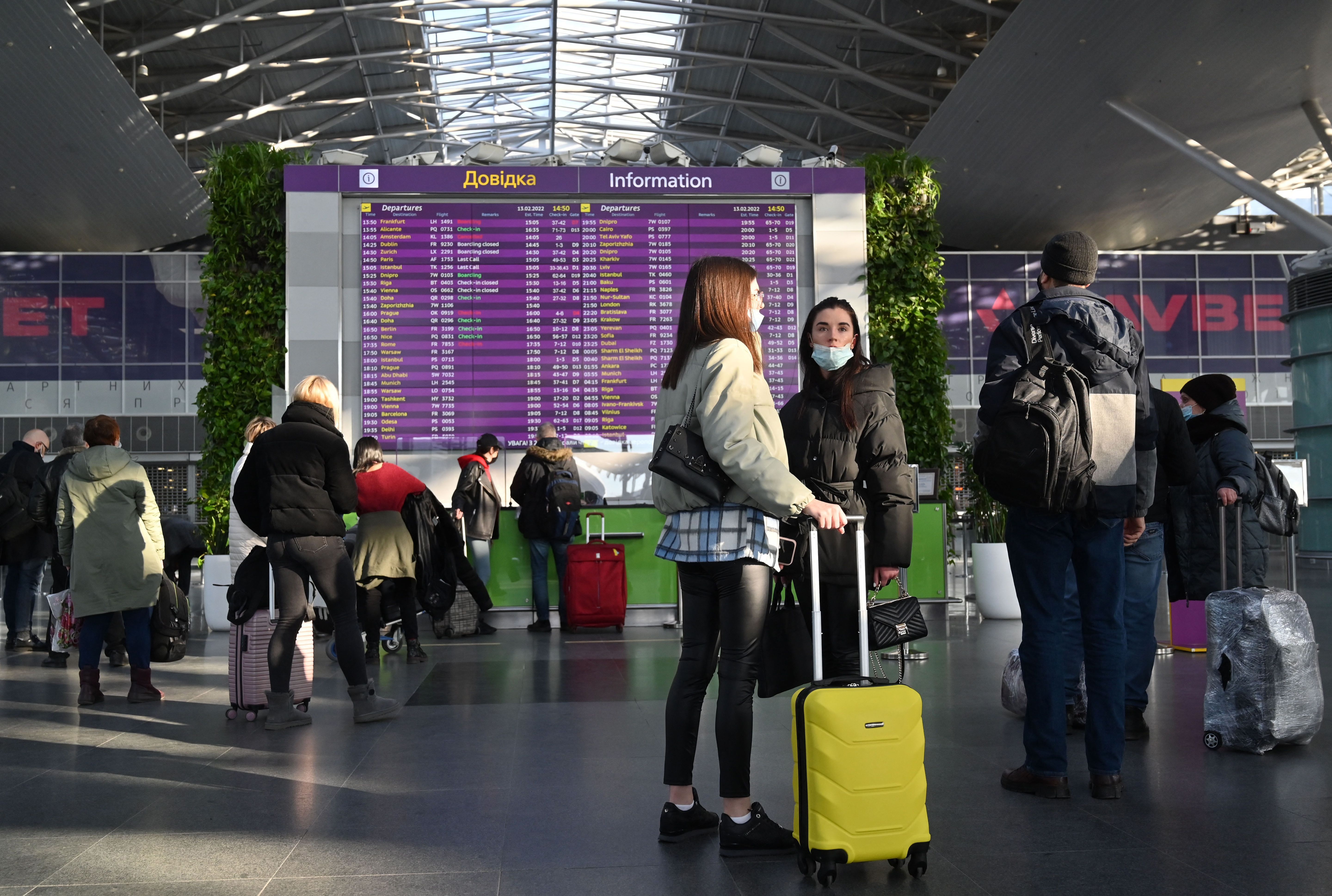 https://www.gettyimages.com.au/detail/news-photo/travellers-wait-at-the-the-departures-board-ahead-of-their-news-photo/1238442500?adppopup=true