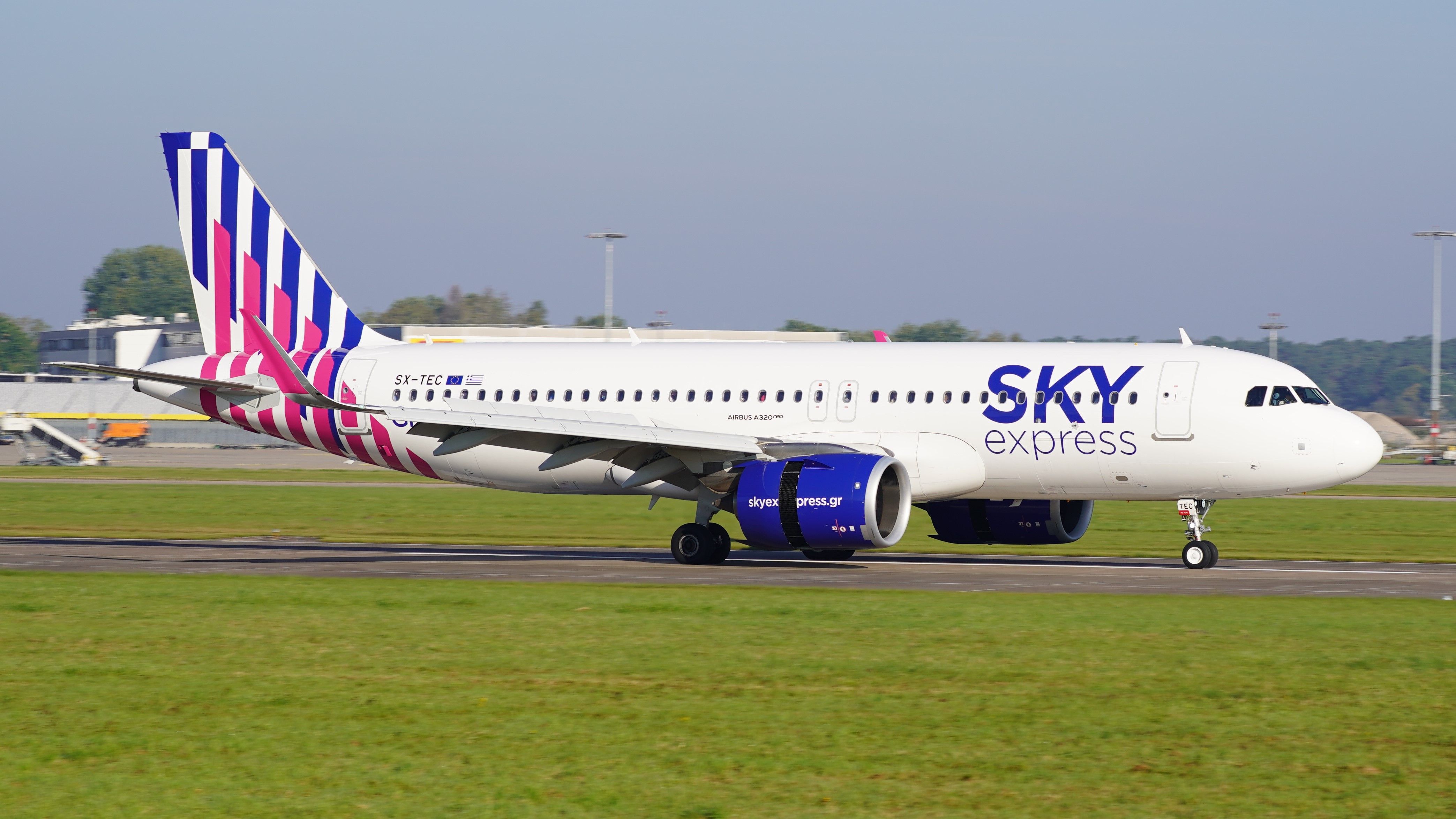 Hannover_Airport_SKY_express_Airbus_A320-251N_SX-TEC_(DSC00198)