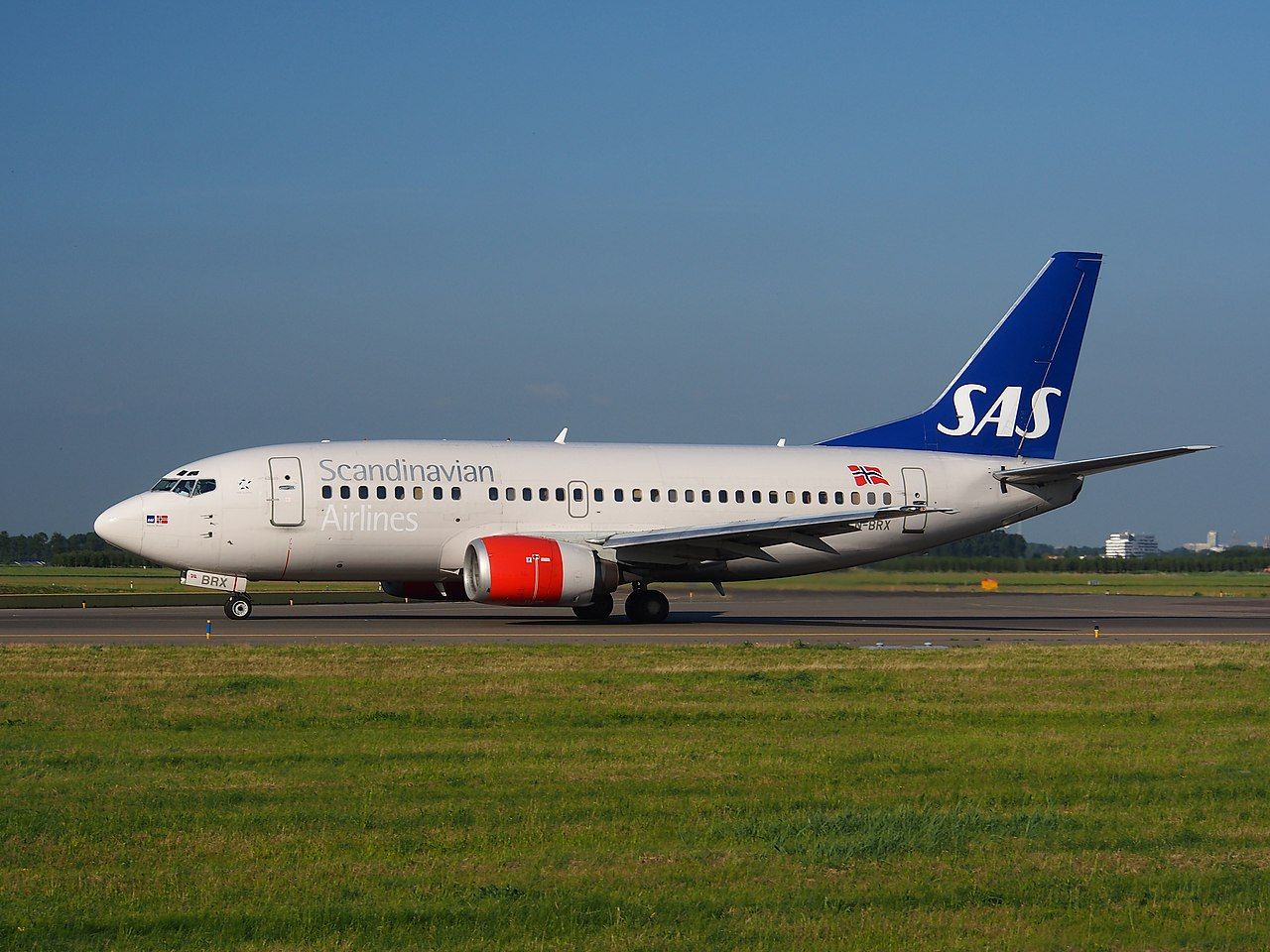 LN-BRX_SAS_Scandinavian_Airlines_Boeing_737-505_-_cn_25797_taxiing_15july2013_pic-004