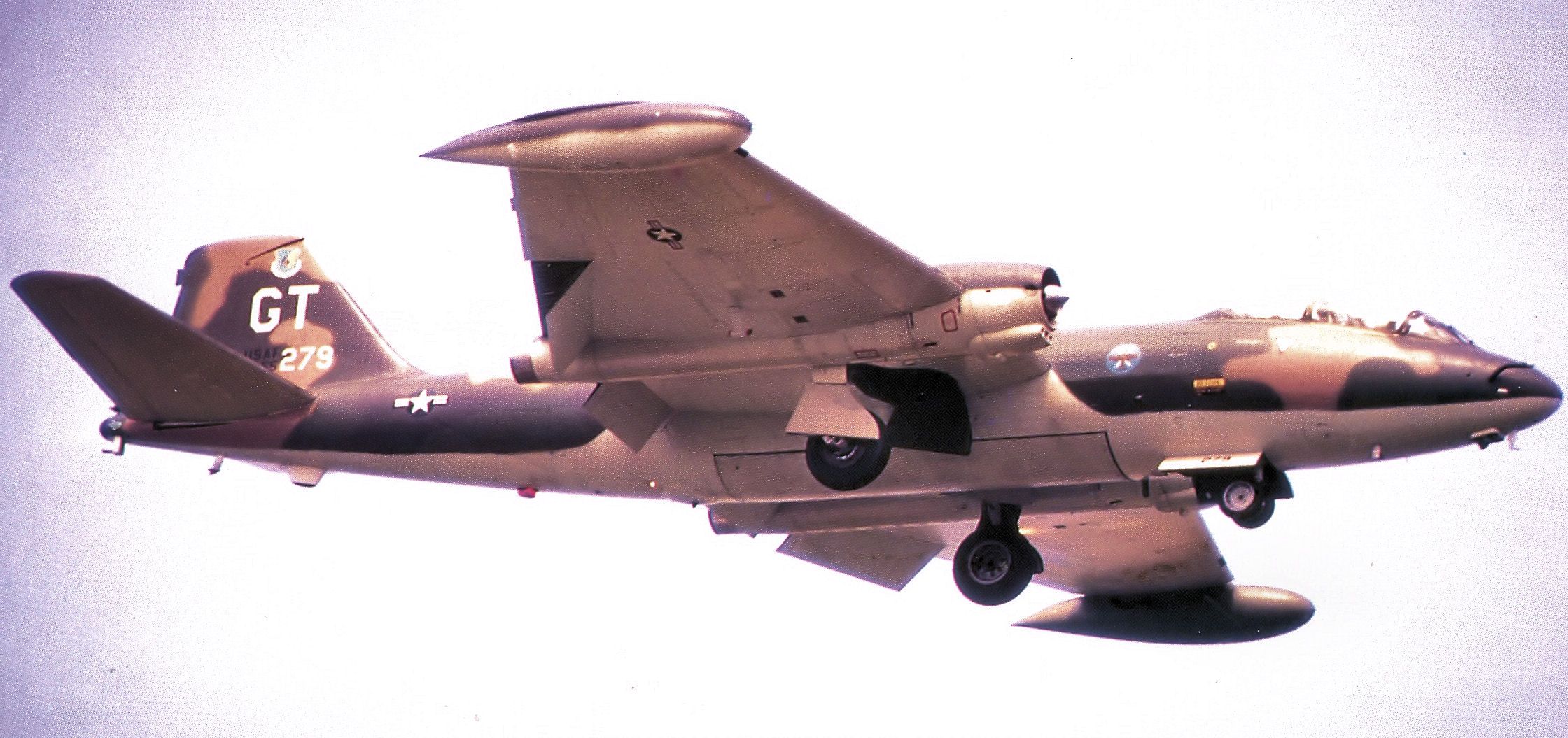 Martin_B-57E-MA_55-4279_556th_Reconnaissance_Squadron_Kadena_AB_1970