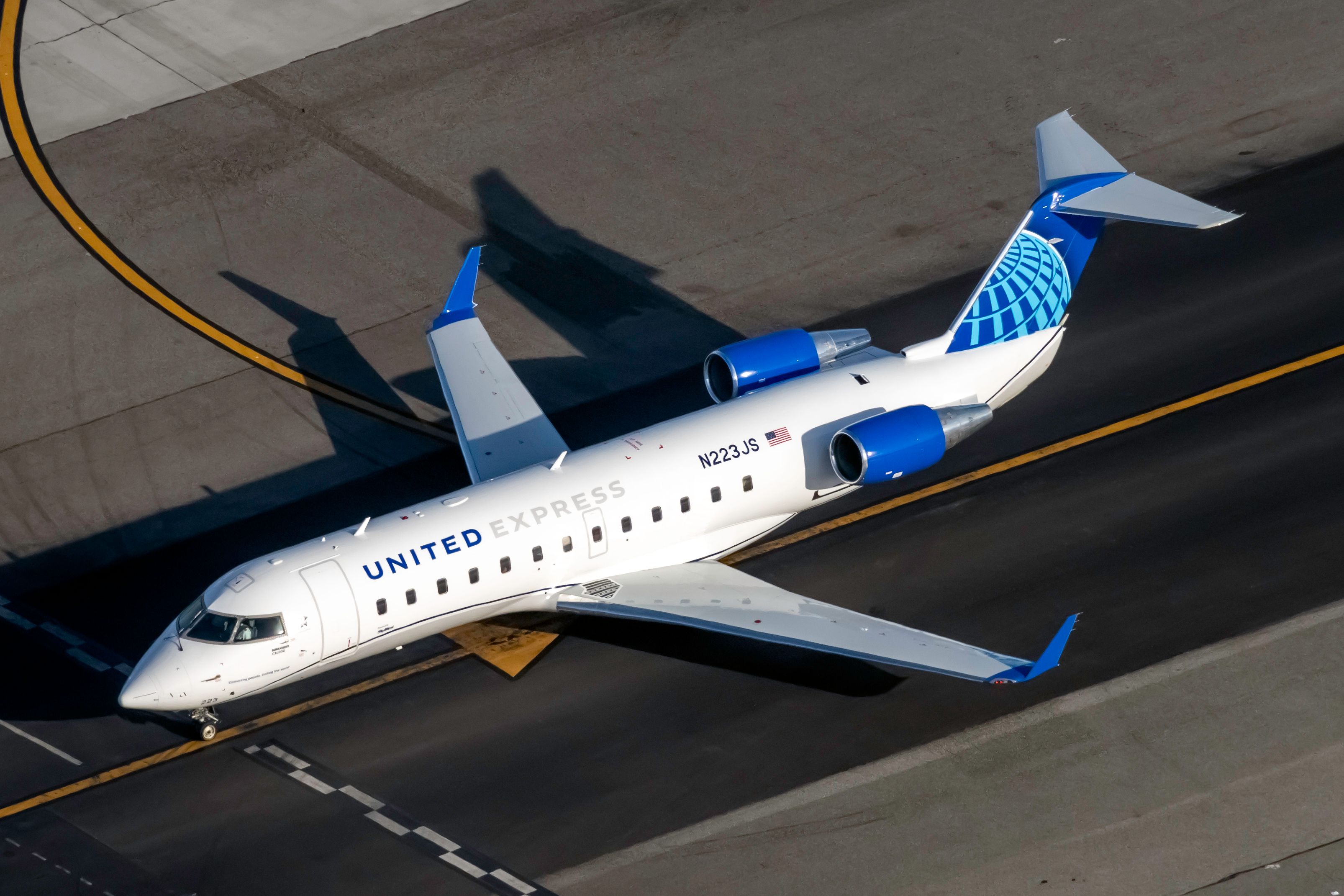 United Express Mitsubishi CRJ-200LR N223JS (1)