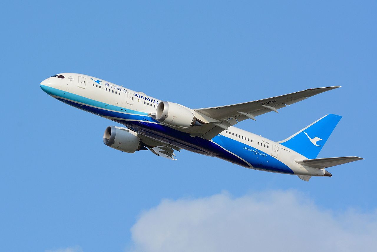 Xiamen Airlines Boeing 787-8 B-2761