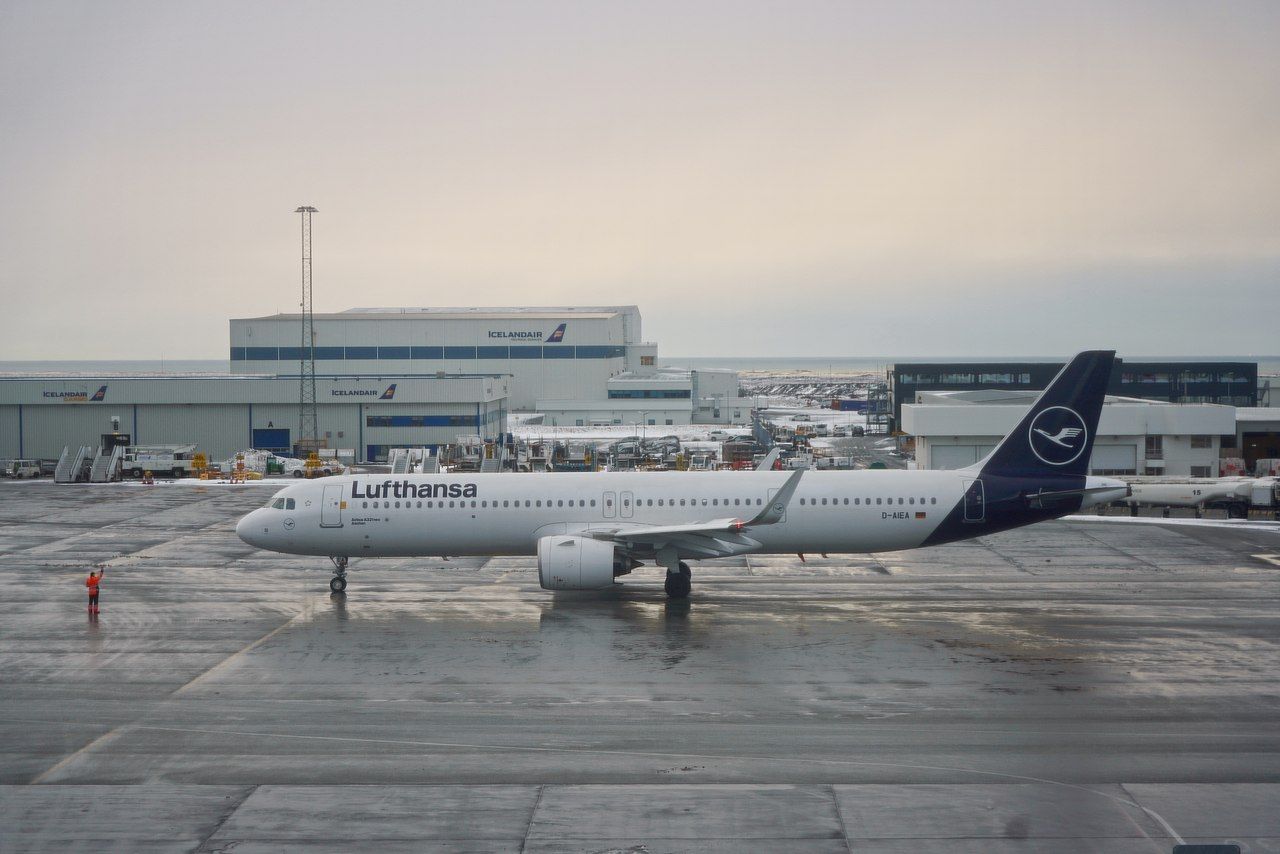 1280px-Lufthansa_-_Airbus_A321neo_in_Reykjavik_(Quintin_Soloviev)