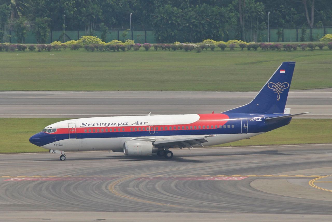 1280px-Sriwijaya_Air_Boeing_737-300;_PK-CJC@SIN;02.08.2012_668ep_(7917665150)