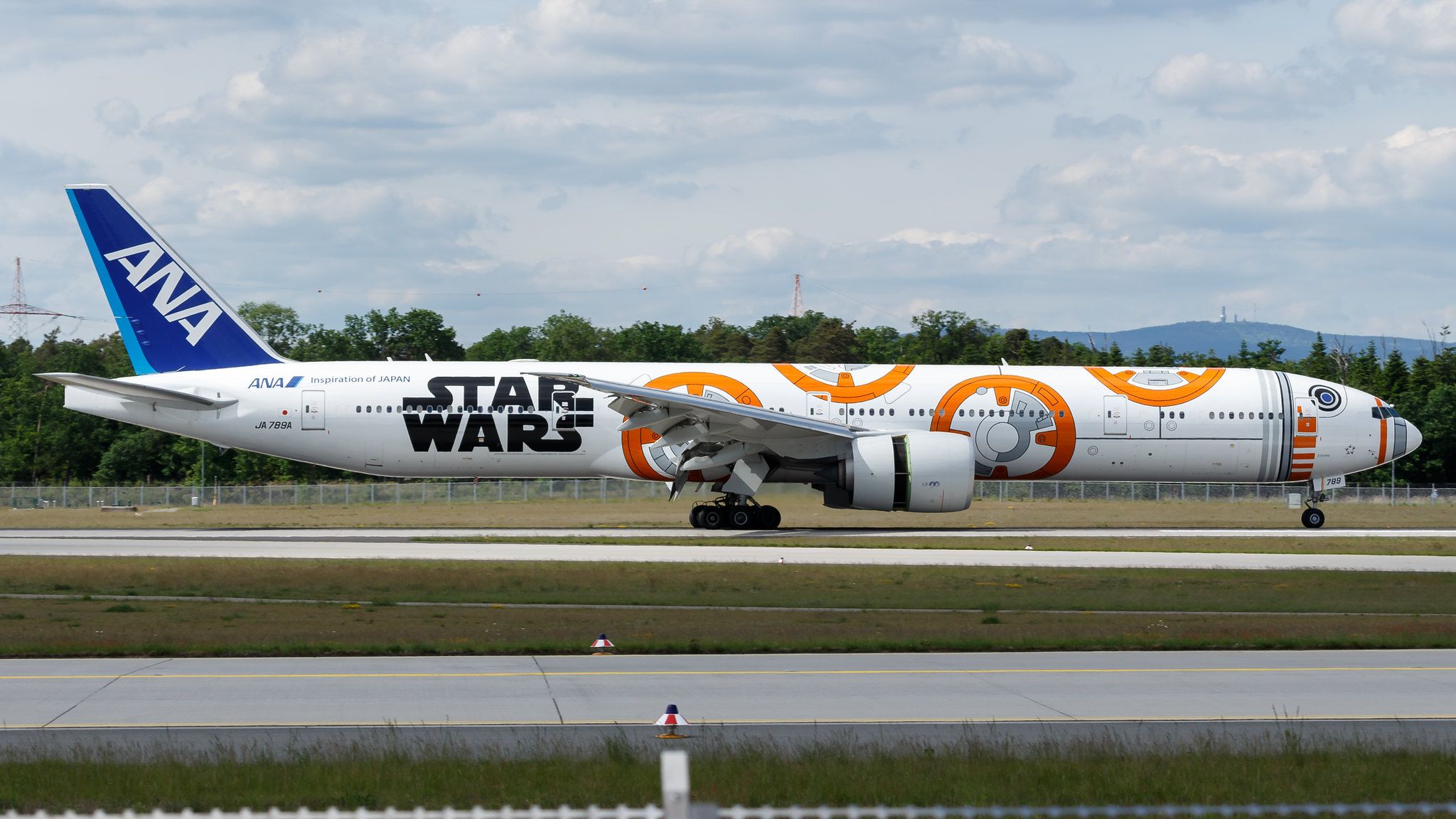 ANA To Remove Special Boeing 777 Star Wars BB-8 Livery