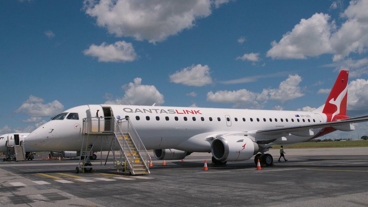 QantasLink-Embraer-E190-Darwin-Airport