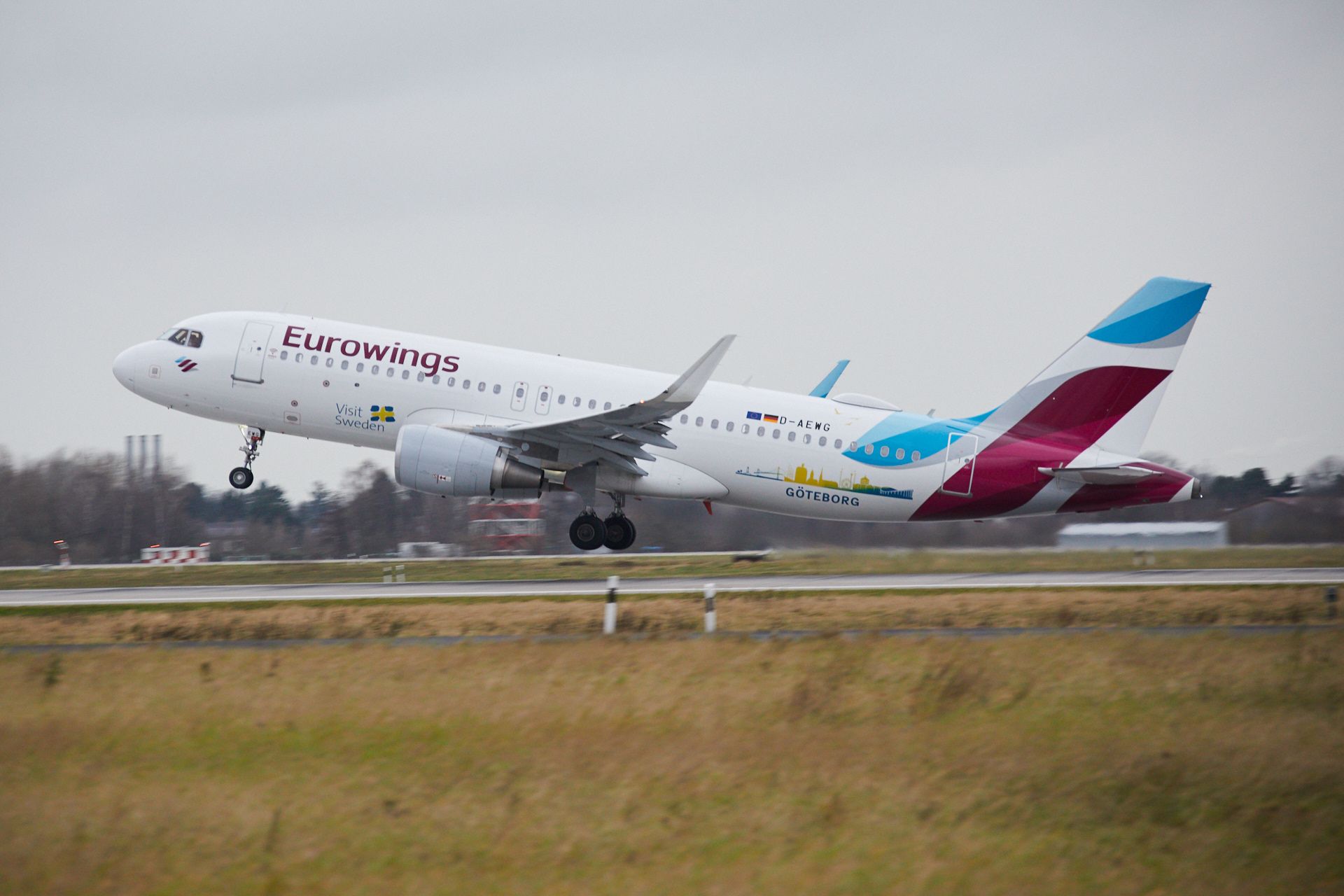 Eurowings_A320_departing_from_Airport_DUS-2