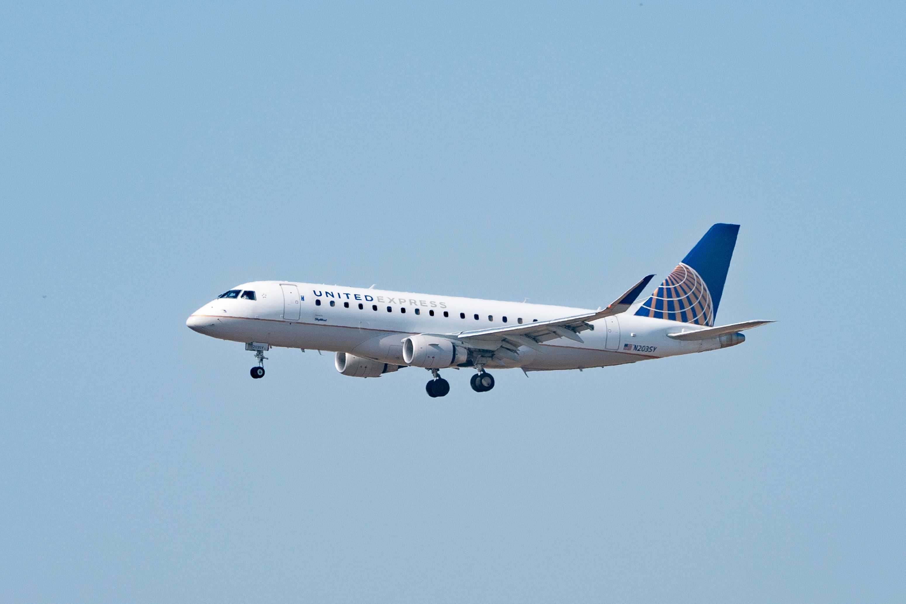 United Express Embraer E170 Lands at LAX