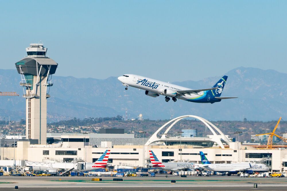 Alaska Airlines Boeing 737 at LAX