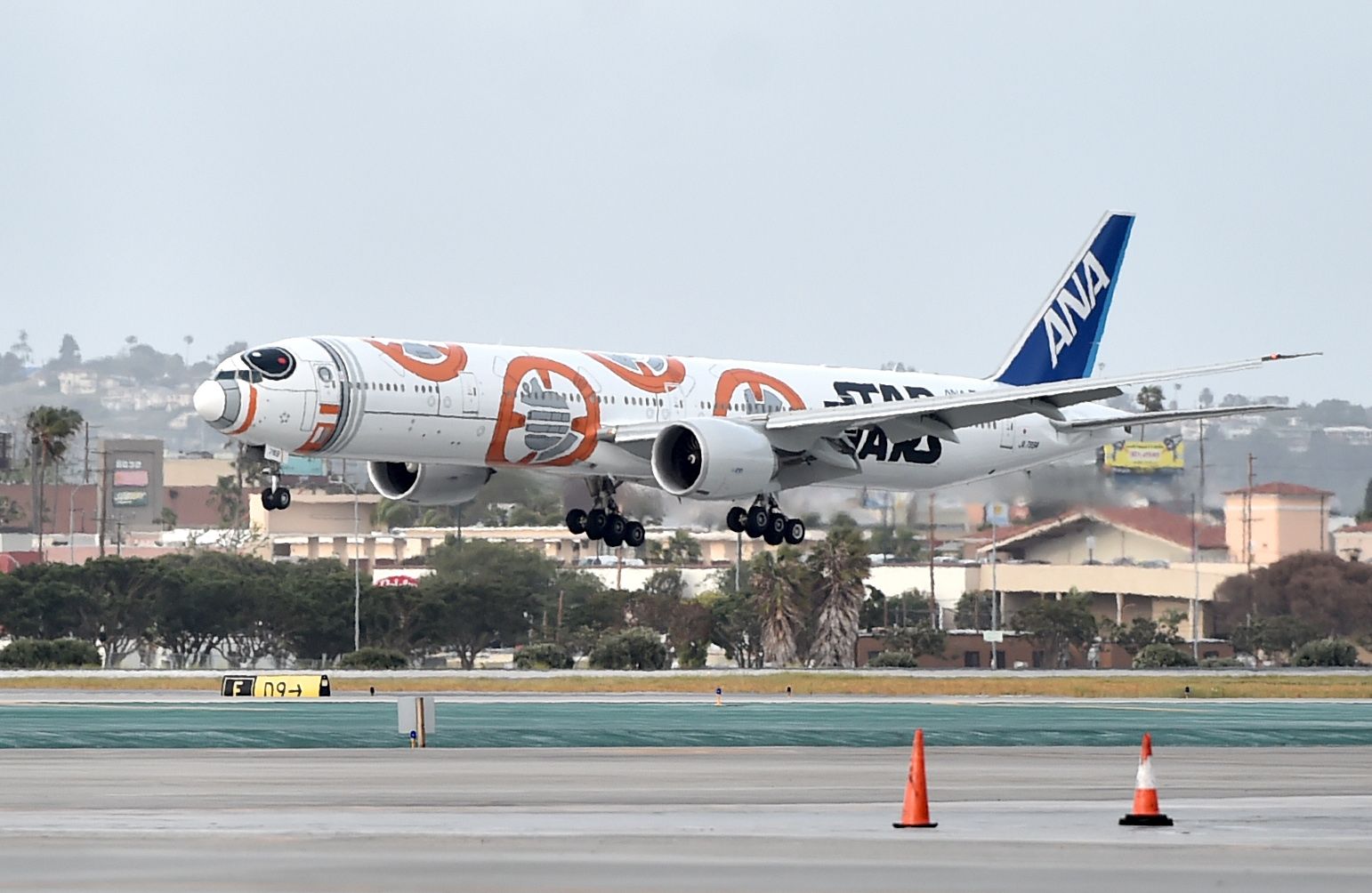 ANA To Remove Special Boeing 777 Star Wars BB-8 Livery