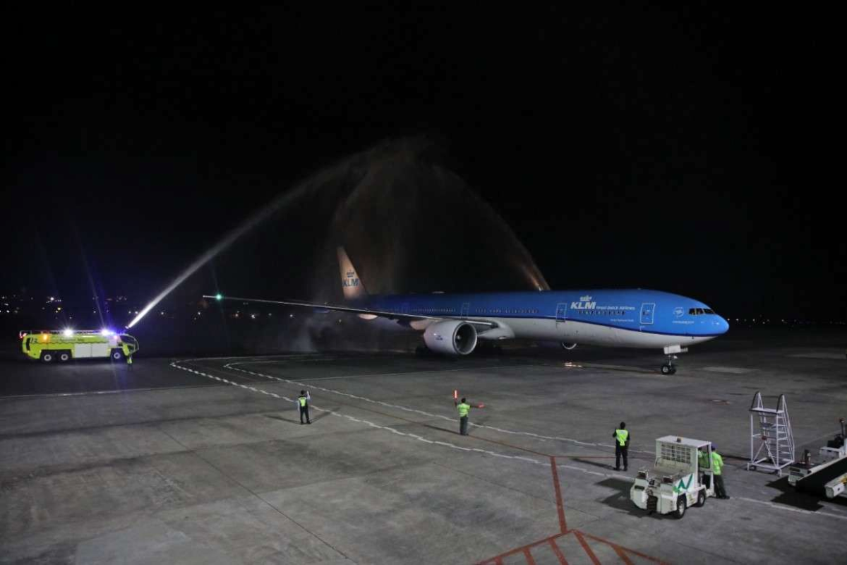 KLM-Boeing-777-300-ER-Denpasar-Airport