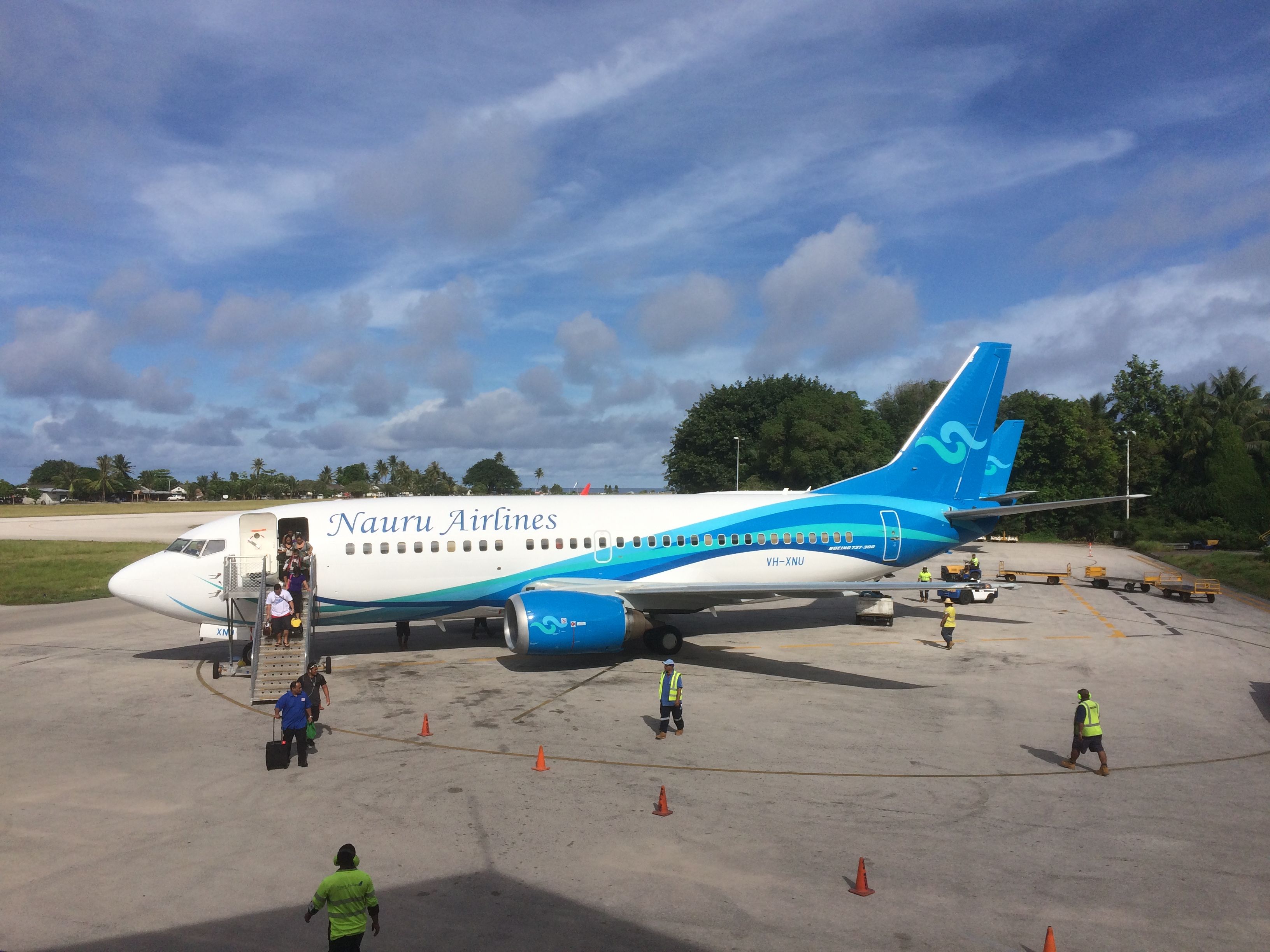 Nauru_Airlines_Boeing_737-300_(VH-XNU)_at_Nauru_International_Airport