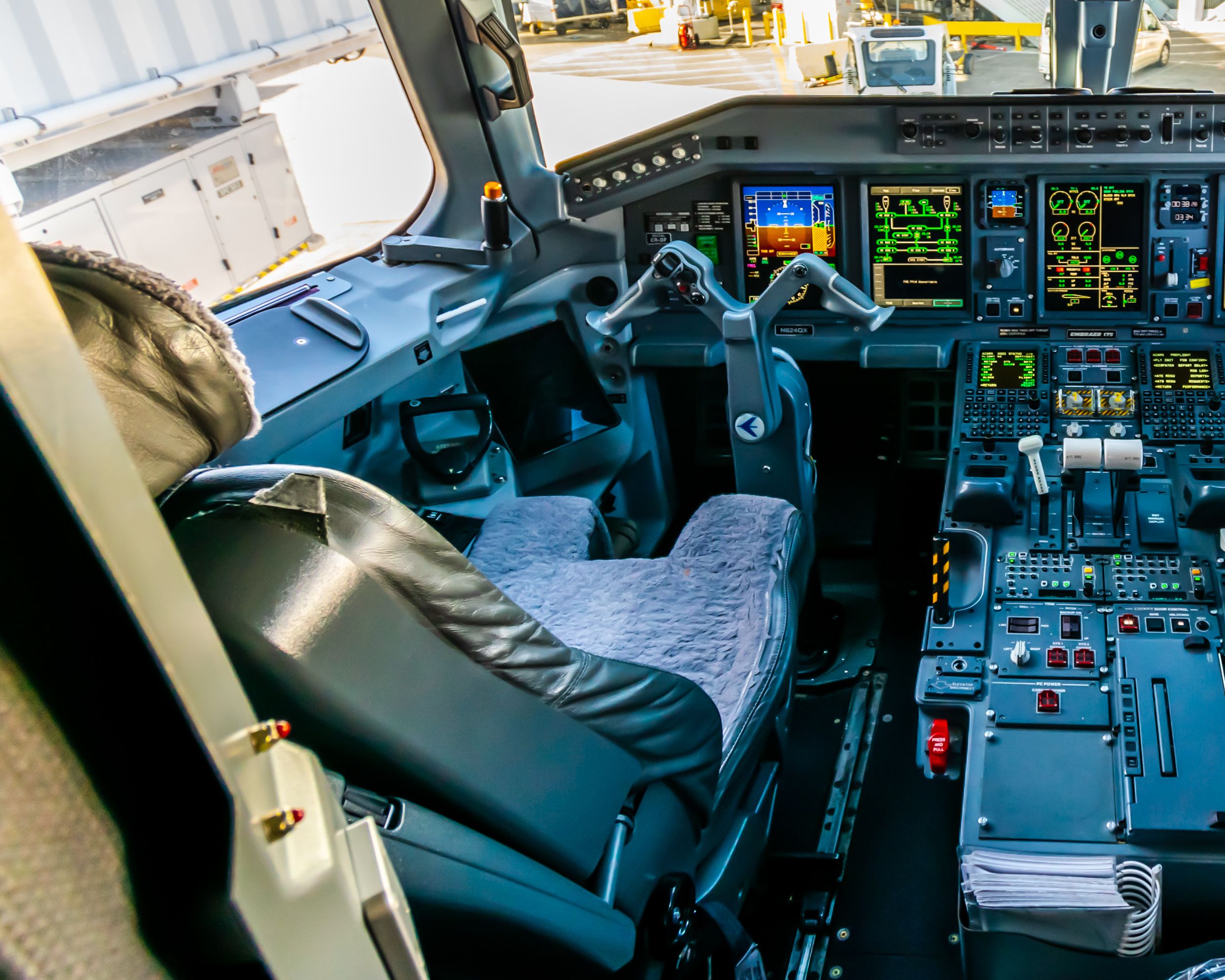 Horizon Air ERJ-175 Cockpit