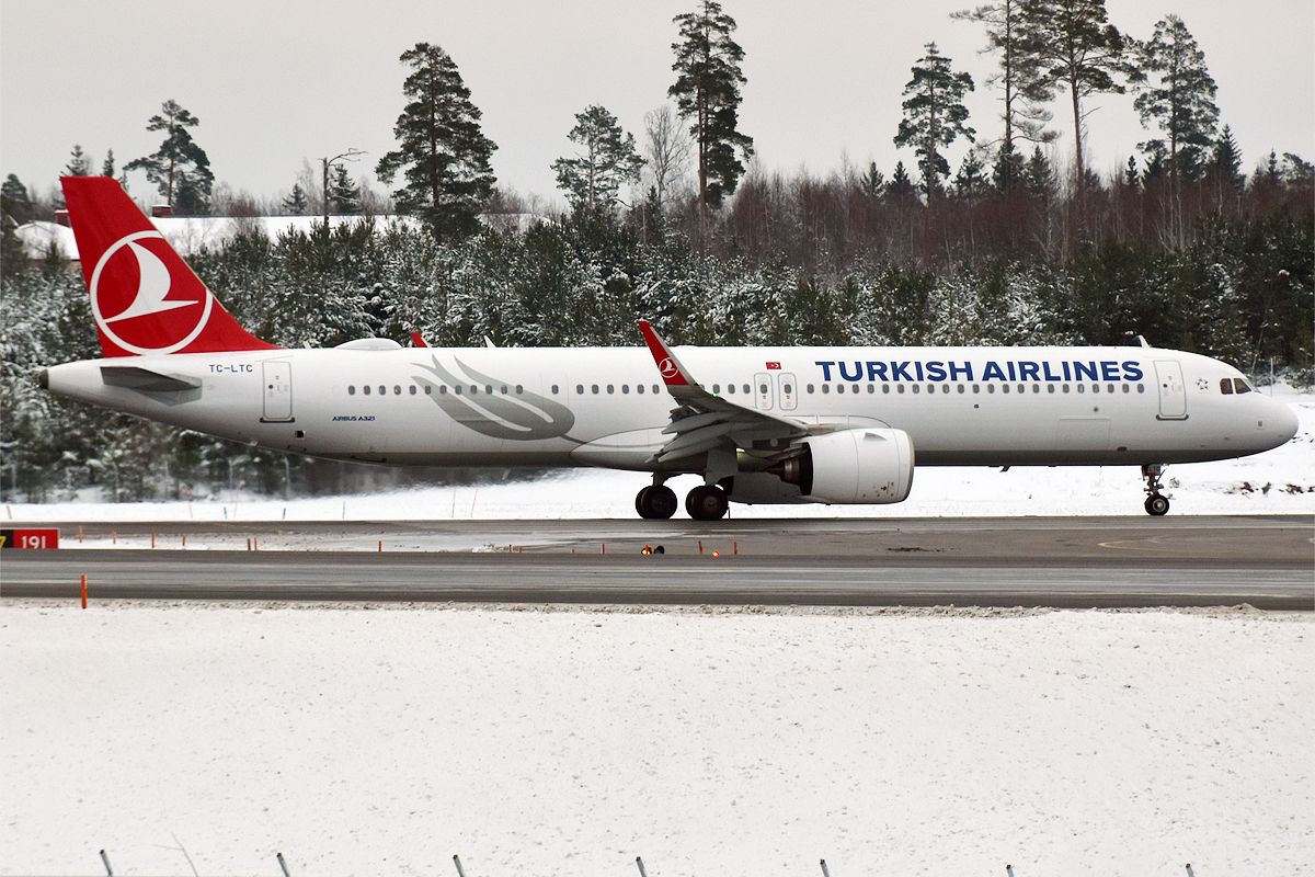 Turkish Airlines Airbus A321 Snow