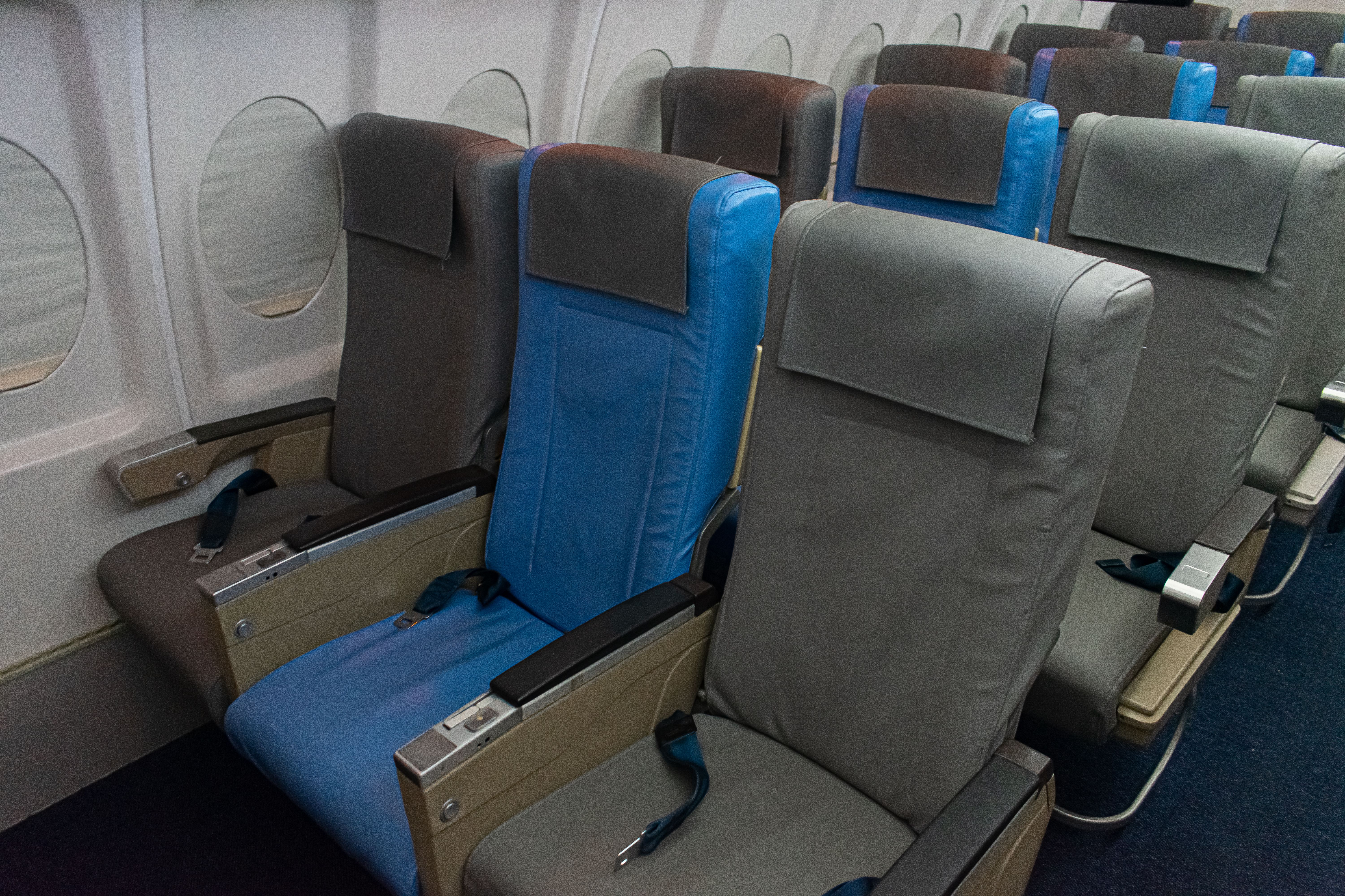 Fokker 100 The Plane Experience Economy Cabin
