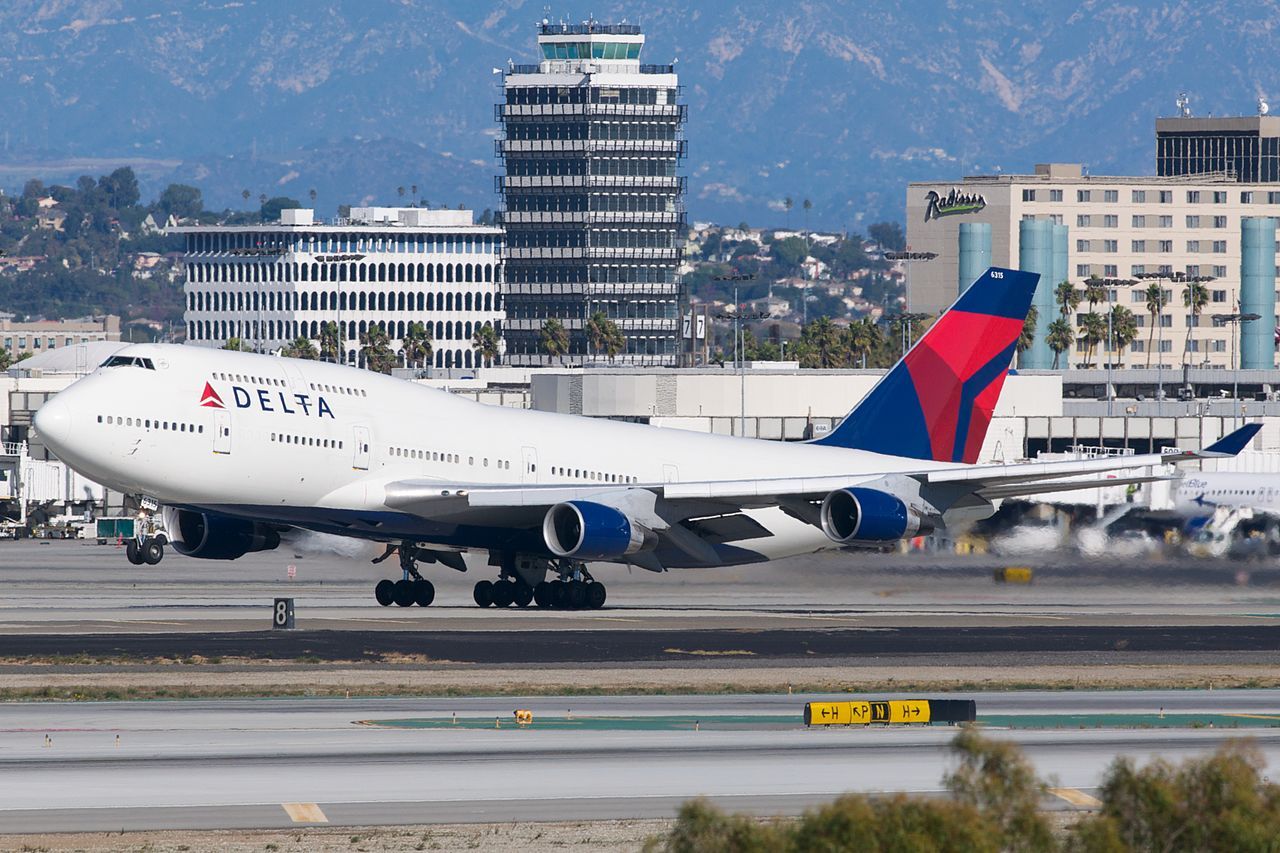 1280px-Delta_Airlines_Boeing_747-400_N675NW_(7626701694)
